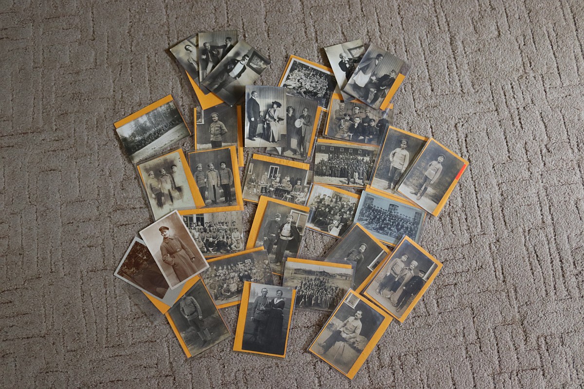  Fotografia przedstawiająca rozłożone pozyskane zdjęcia z obozu jenieckiego 
