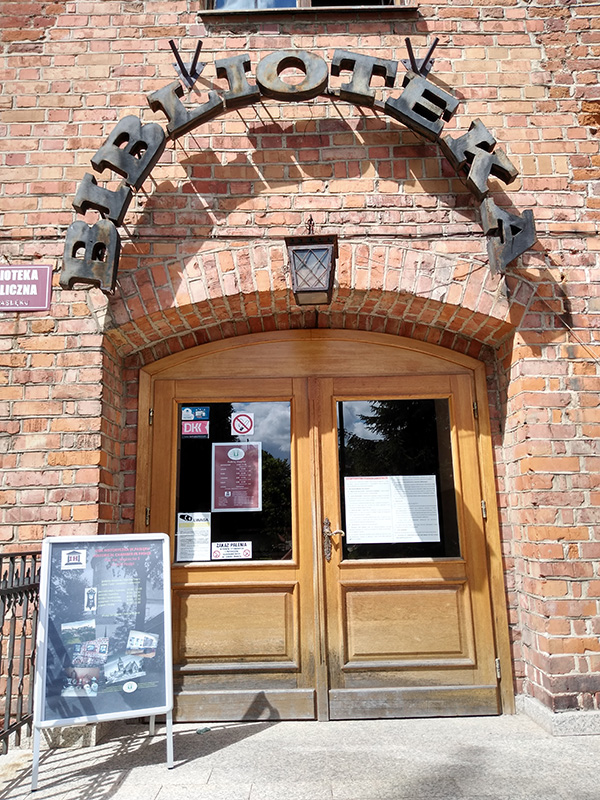 Wejście do Biblioteki Publicznej w Pasłęku